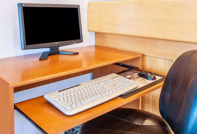 汽车旅馆  Super 8 By Wyndham 100 Mile House