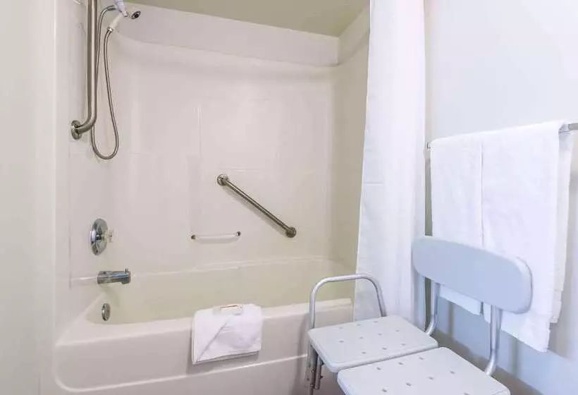 汽车旅馆  Super 8 By Wyndham 100 Mile House