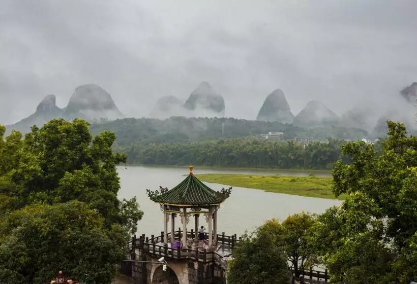 Otel Yangshuo River View