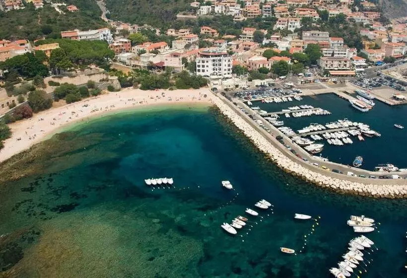 Bue Marino Hotel & Cocktail Bar