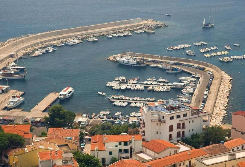 Bue Marino Hotel & Cocktail Bar