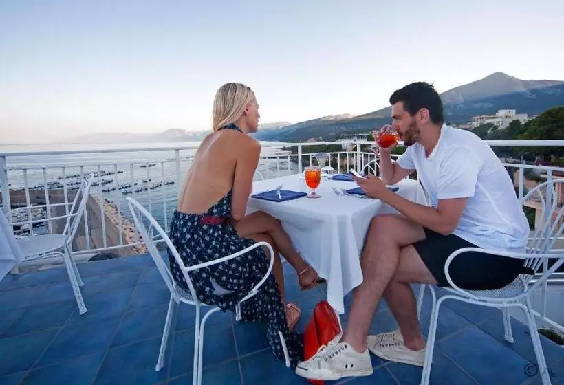 Bue Marino Hotel & Cocktail Bar