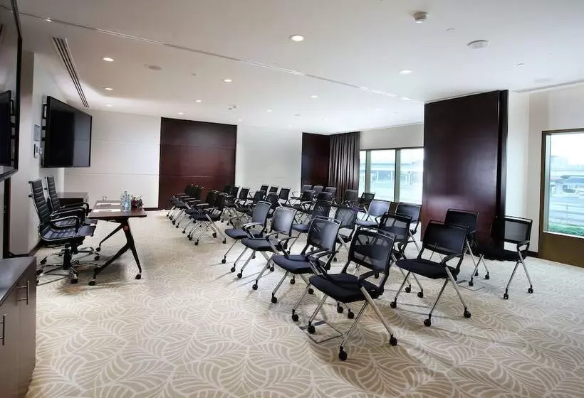 Metropolitan Hotel Dubai