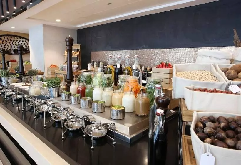 Metropolitan Hotel Dubai