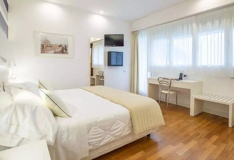 Отель Versilia Palace