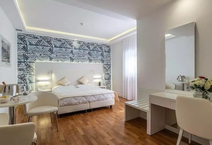 Отель Versilia Palace