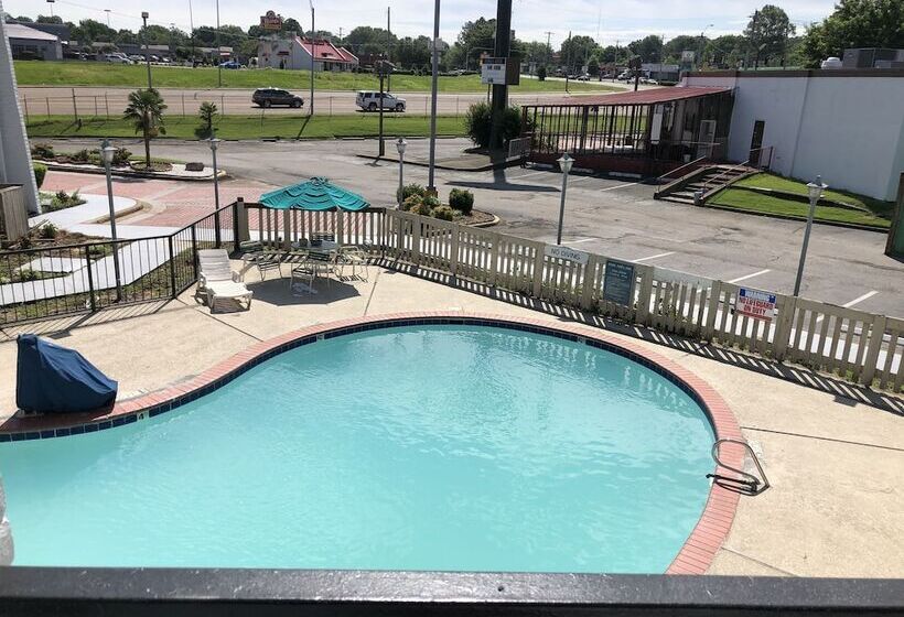 Отель All Seasons Inn & Suites