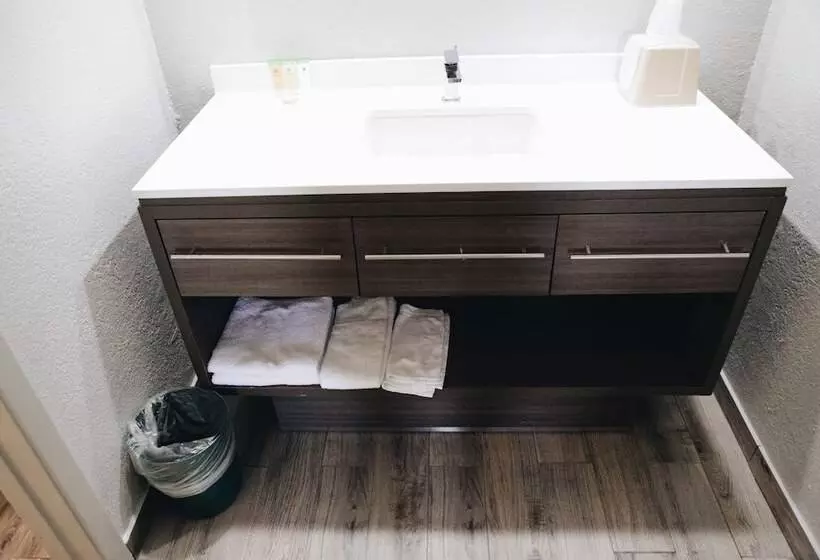 酒店 All Seasons Inn & Suites