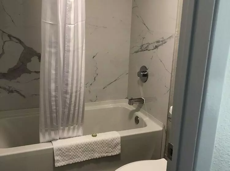 酒店 All Seasons Inn & Suites