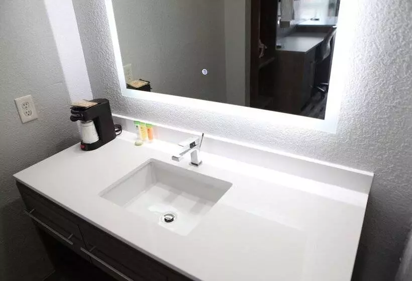 酒店 All Seasons Inn & Suites