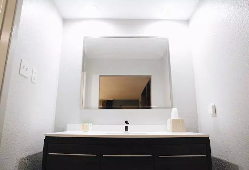 酒店 All Seasons Inn & Suites