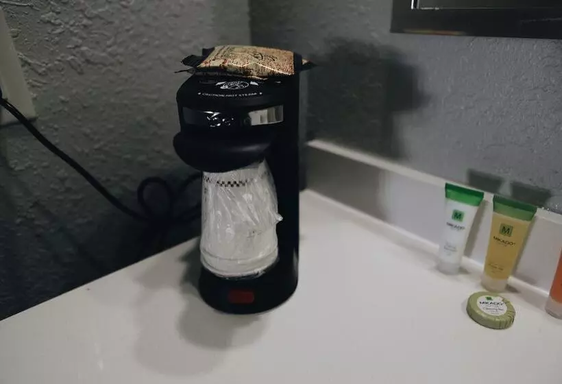 酒店 All Seasons Inn & Suites