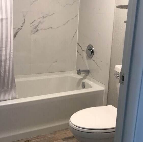 Отель All Seasons Inn & Suites