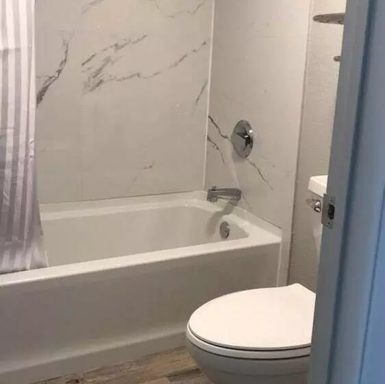 酒店 All Seasons Inn & Suites