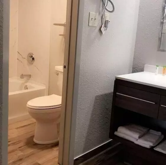 酒店 All Seasons Inn & Suites