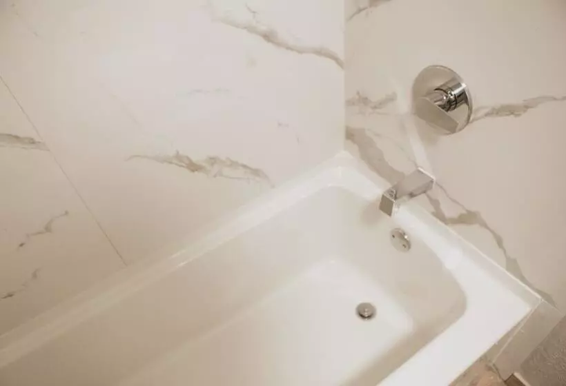 酒店 All Seasons Inn & Suites