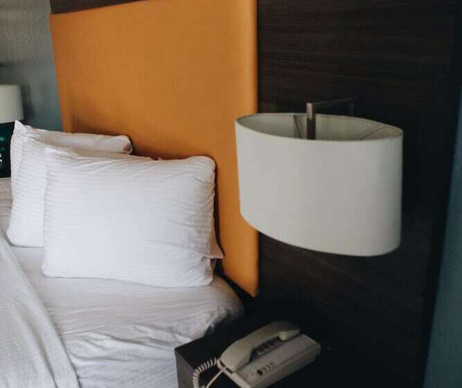 Отель All Seasons Inn & Suites