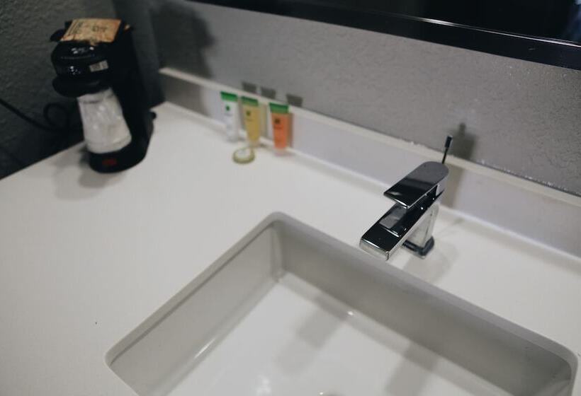 Отель All Seasons Inn & Suites