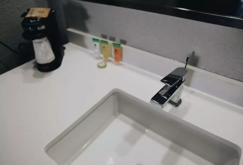 酒店 All Seasons Inn & Suites