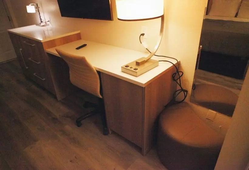 酒店 All Seasons Inn & Suites