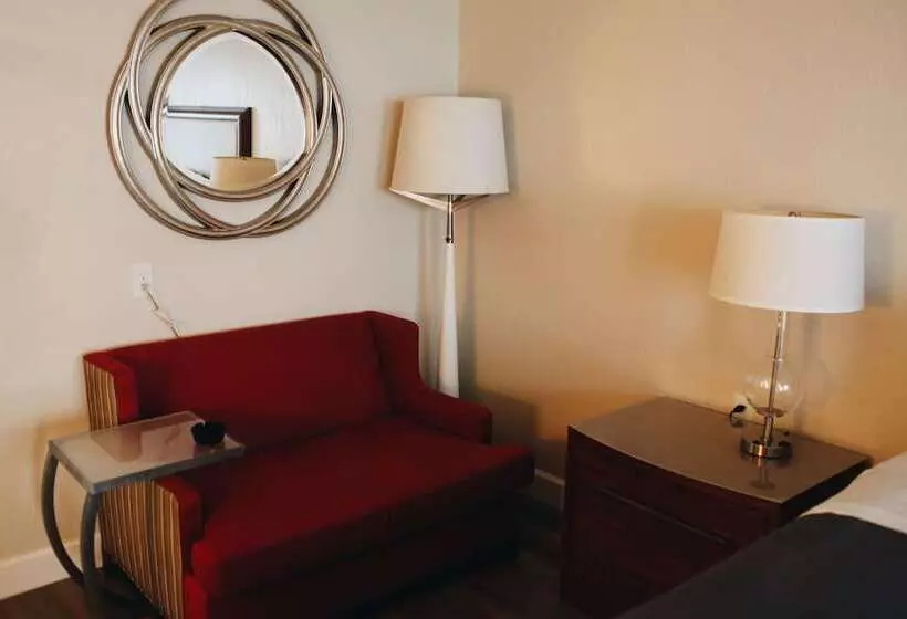 酒店 All Seasons Inn & Suites