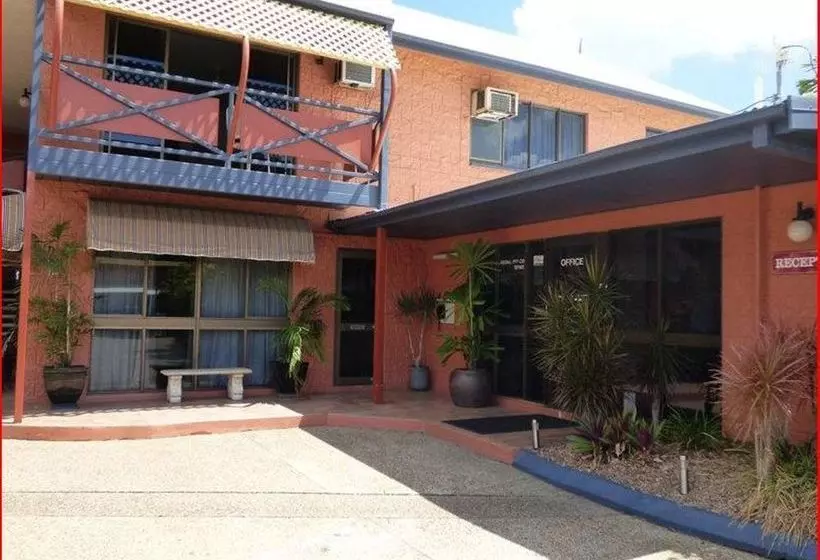 호텔 Cluden Park Motor Inn