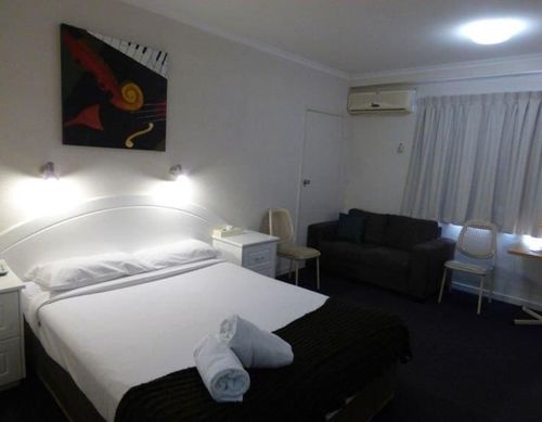 فندق Cluden Park Motor Inn