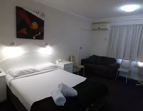 호텔 Cluden Park Motor Inn