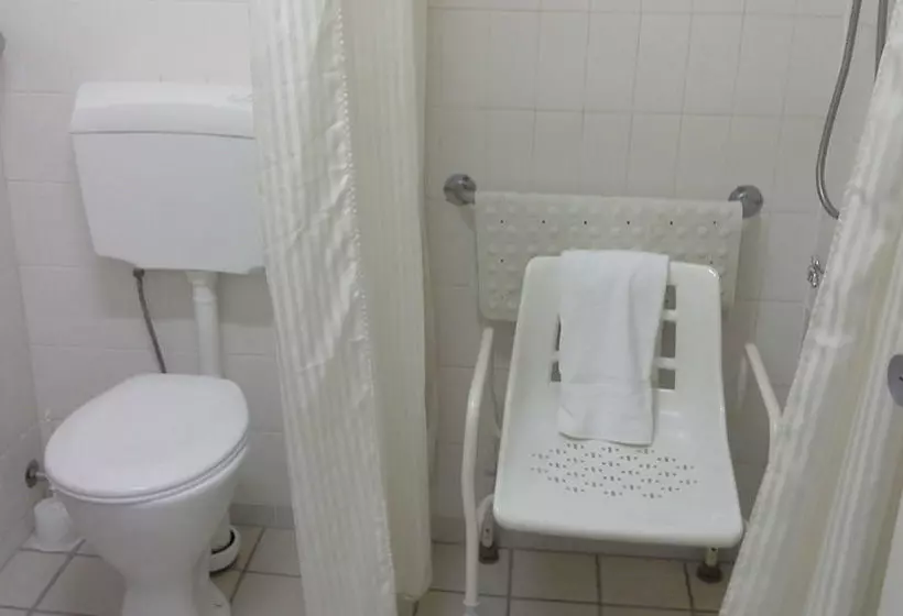 호텔 Cluden Park Motor Inn