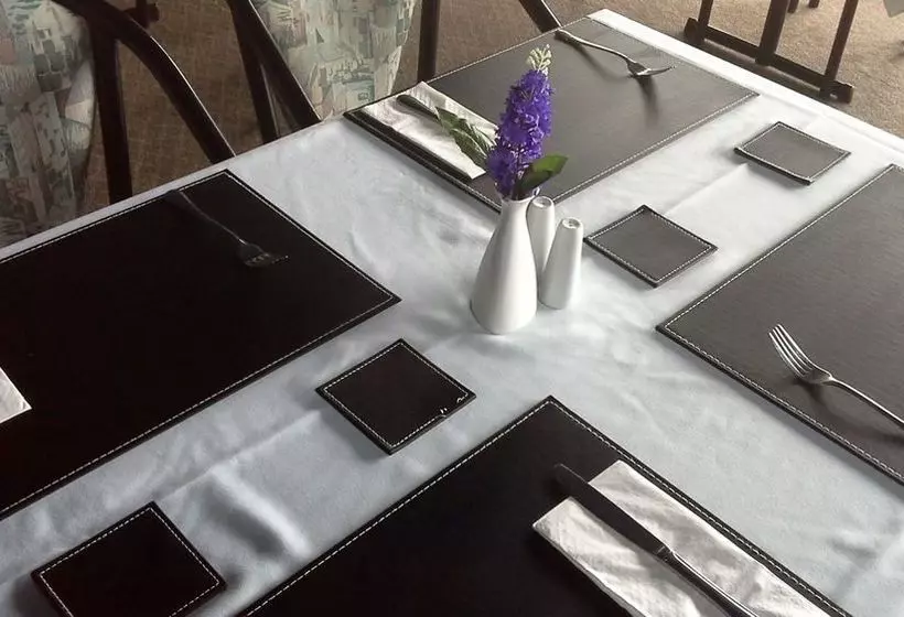 호텔 Cluden Park Motor Inn