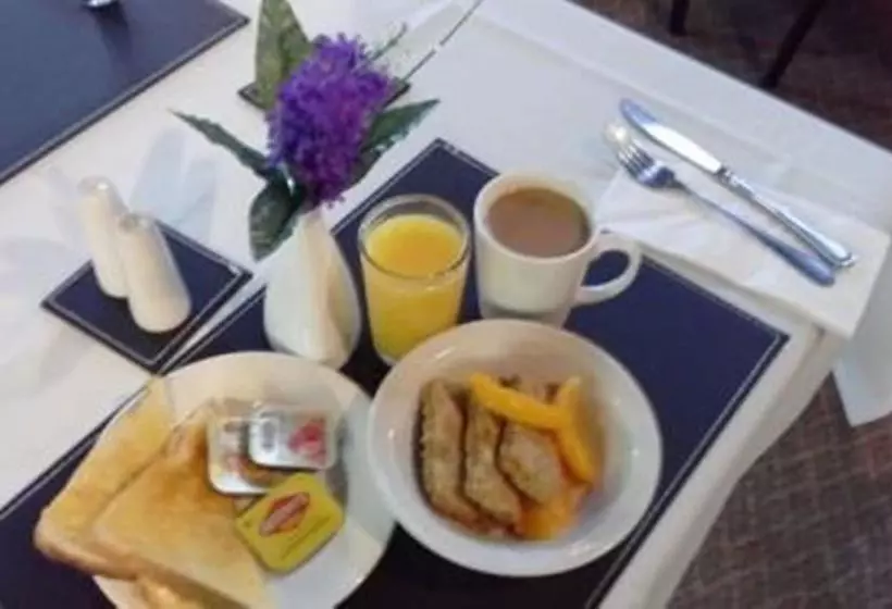 호텔 Cluden Park Motor Inn