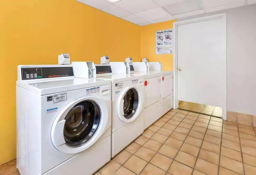 Отель La Quinta By Wyndham Secaucus Meadowlands