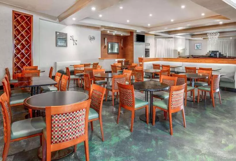 Отель La Quinta By Wyndham Secaucus Meadowlands