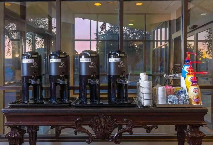 Отель La Quinta By Wyndham Secaucus Meadowlands