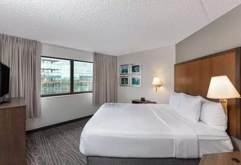 Отель La Quinta By Wyndham Secaucus Meadowlands