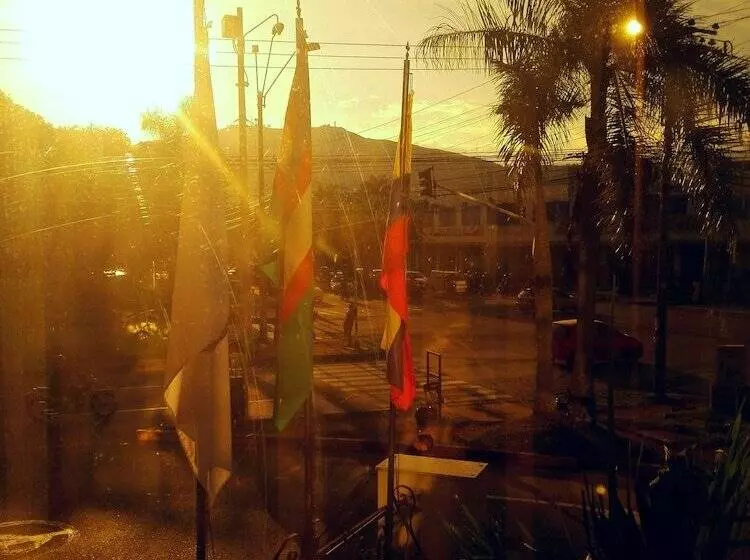 Отель Metropolis Plaza