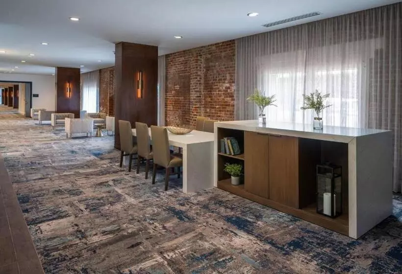 هتل New Orleans Marriott Warehouse Arts District