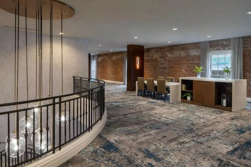 هتل New Orleans Marriott Warehouse Arts District