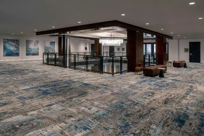 هتل New Orleans Marriott Warehouse Arts District