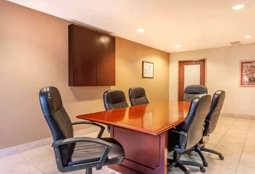 Отель Quality Inn Near Seattle Premium Outlets