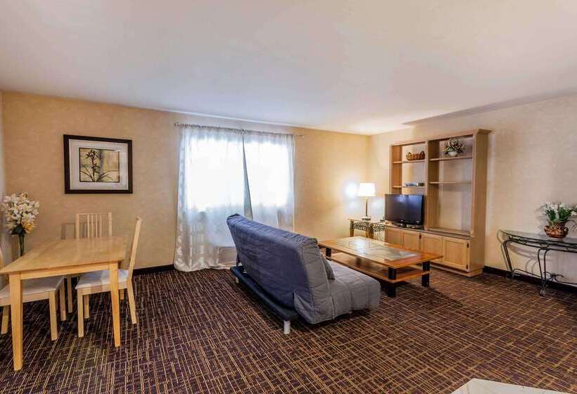 فندق Quality Inn Near Seattle Premium Outlets