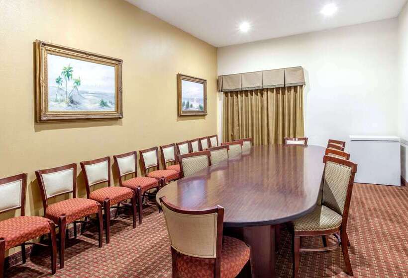 בית מלון כפרי Ramada By Wyndham Locust Grove