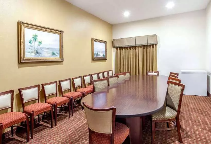 בית מלון כפרי Ramada By Wyndham Locust Grove