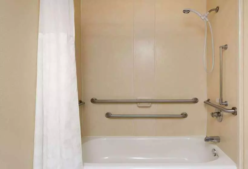 בית מלון כפרי Ramada By Wyndham Locust Grove