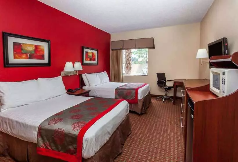 בית מלון כפרי Ramada By Wyndham Locust Grove