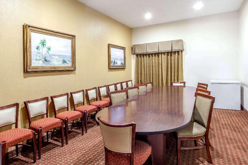 בית מלון כפרי Ramada By Wyndham Locust Grove