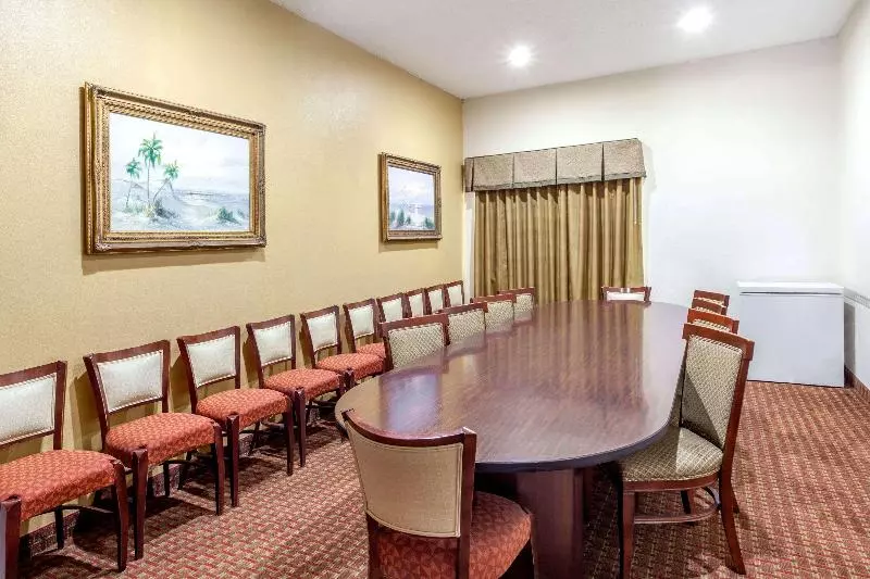 בית מלון כפרי Ramada By Wyndham Locust Grove