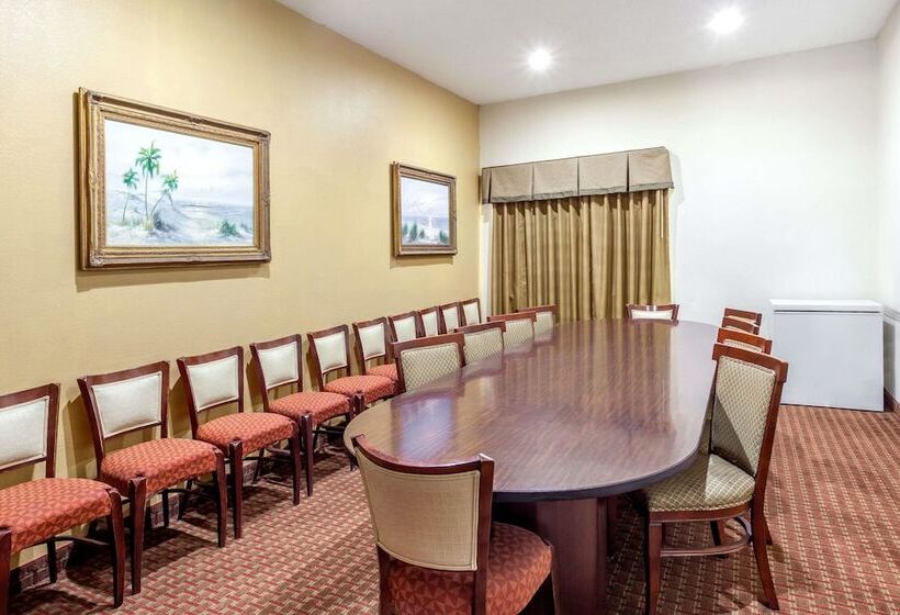 בית מלון כפרי Ramada By Wyndham Locust Grove