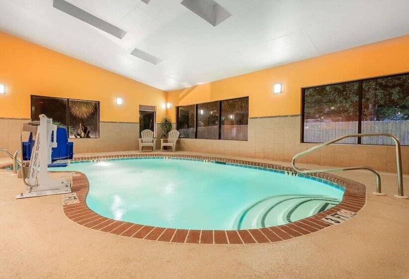 בית מלון כפרי Ramada By Wyndham Locust Grove