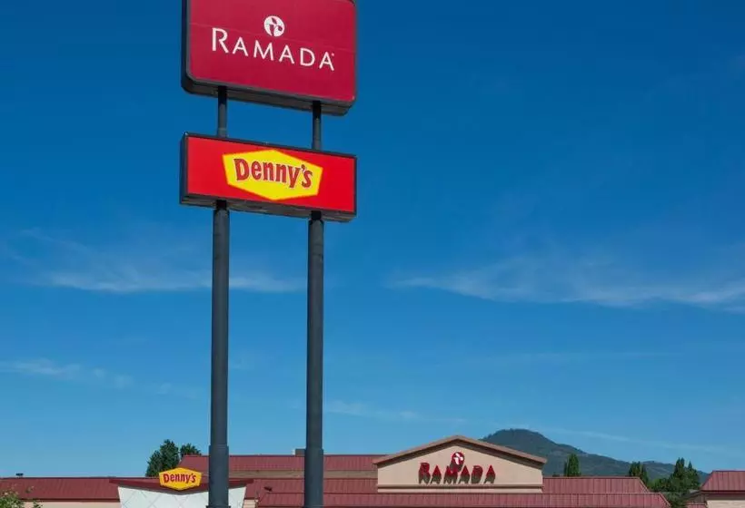 בית מלון כפרי Ramada By Wyndham Medford & Conference Center